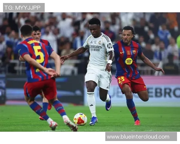 巅峰对决皇马与巴萨再度交锋球迷热情高涨期待精彩瞬间