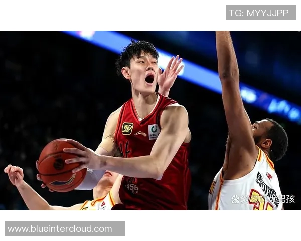 曾凡博的篮球之路:从青涩少年到职业赛场的奋斗历程与梦想追逐