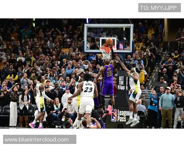 湖人对爵士精彩对决比分揭晓球迷热议赛场表现与战术分析 湖人对爵士精彩对决比分揭晓球迷热议赛场表现与战术分析